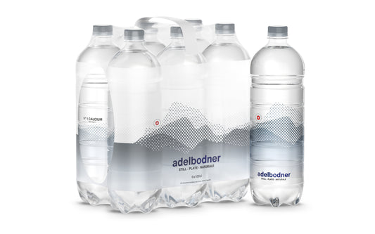 6pack Adelbodner Mineralwasser Still, 6 x 1 Liter vor weissem Hintergrund. Hochmineralisiert, ideal für eine gesunde Ernährung und den täglichen Wasserbedarf. Hochwertiges Schweizer Mineralwasser in stilvollem Design – perfekt für Haushalte, Büros oder unterwegs